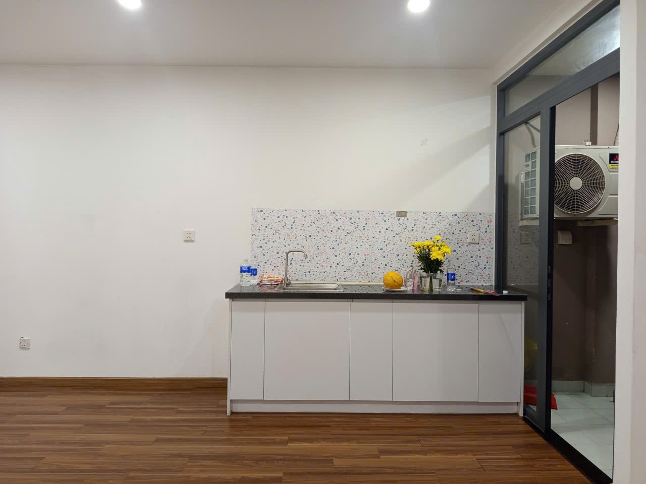 Ảnh thực tế: khu bếp và cửa ra lô gia