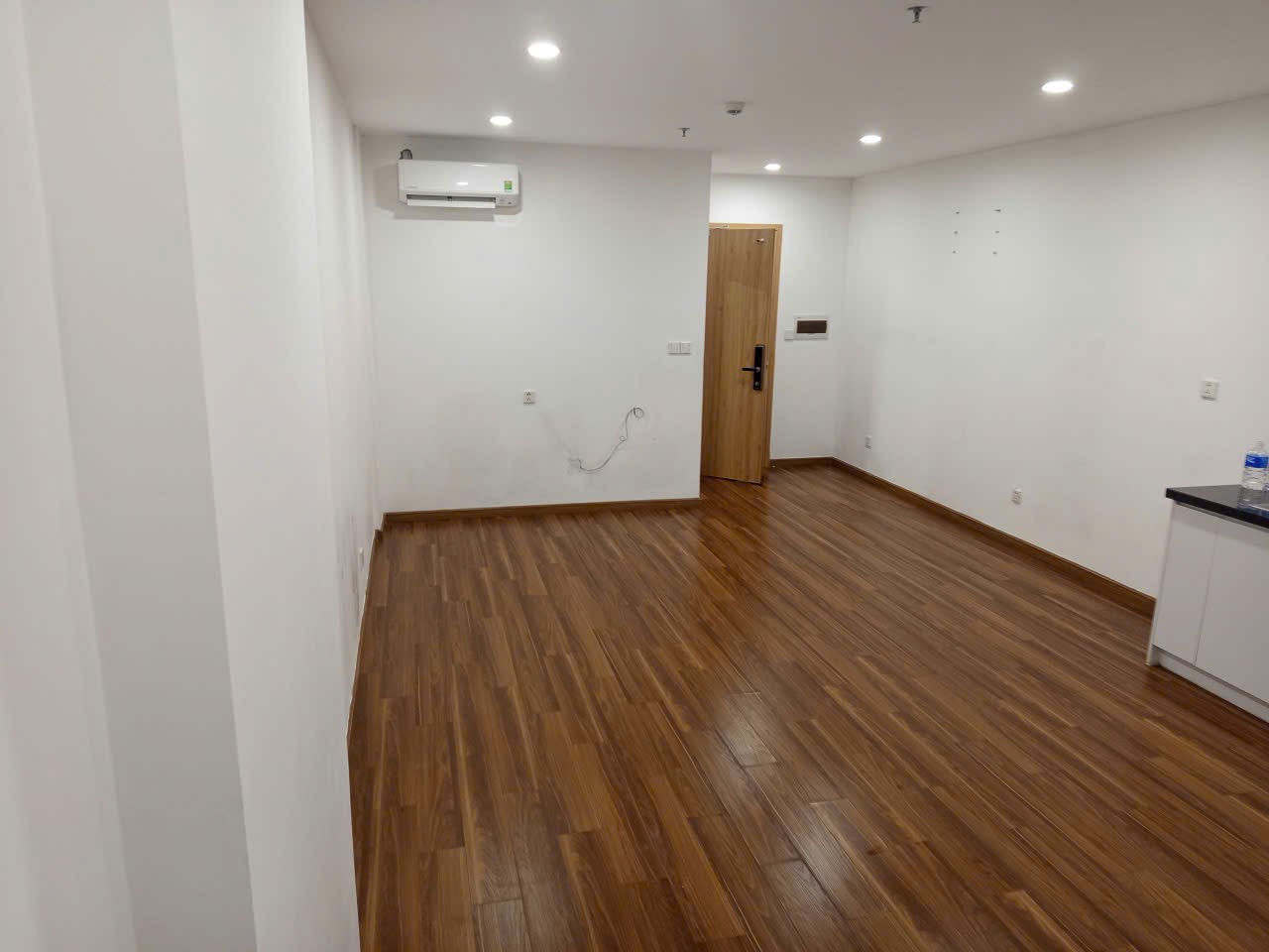 Ảnh thực tế: không gian phòng nhìn về cửa vào