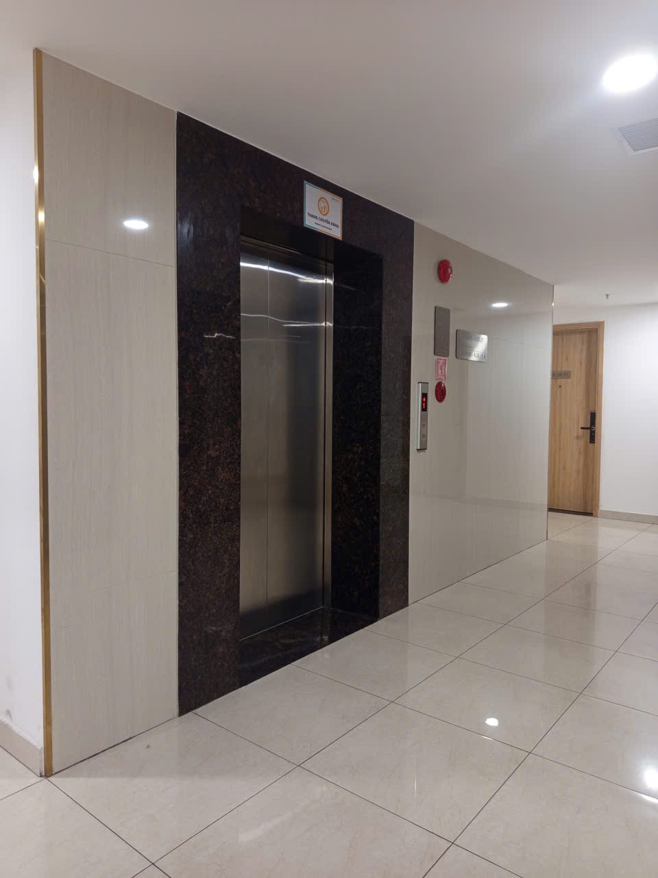 Ảnh thực tế: thang máy và hành lang