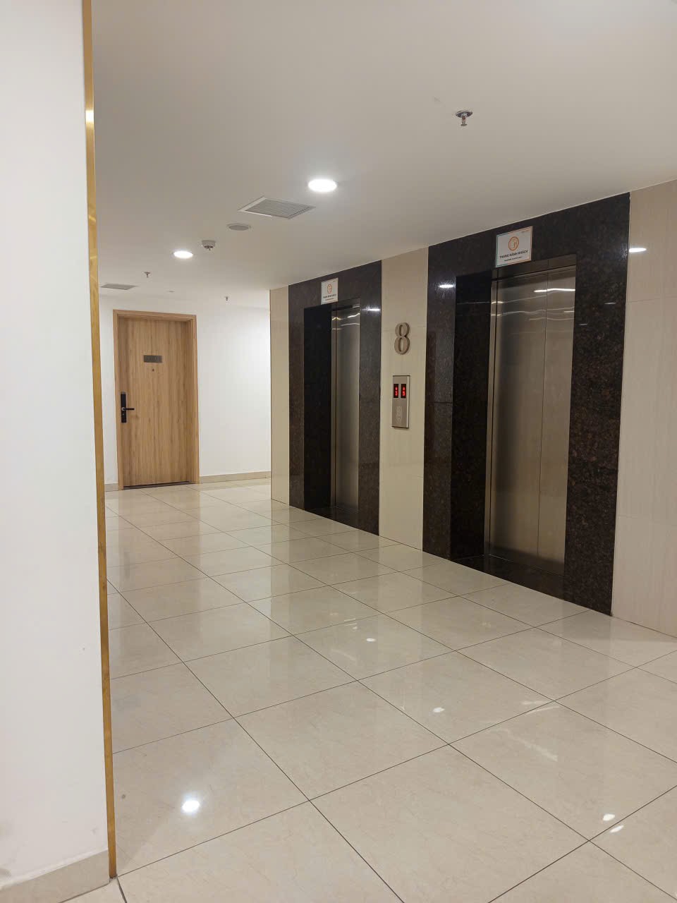 Ảnh thực tế: góc nhìn sảnh thang máy