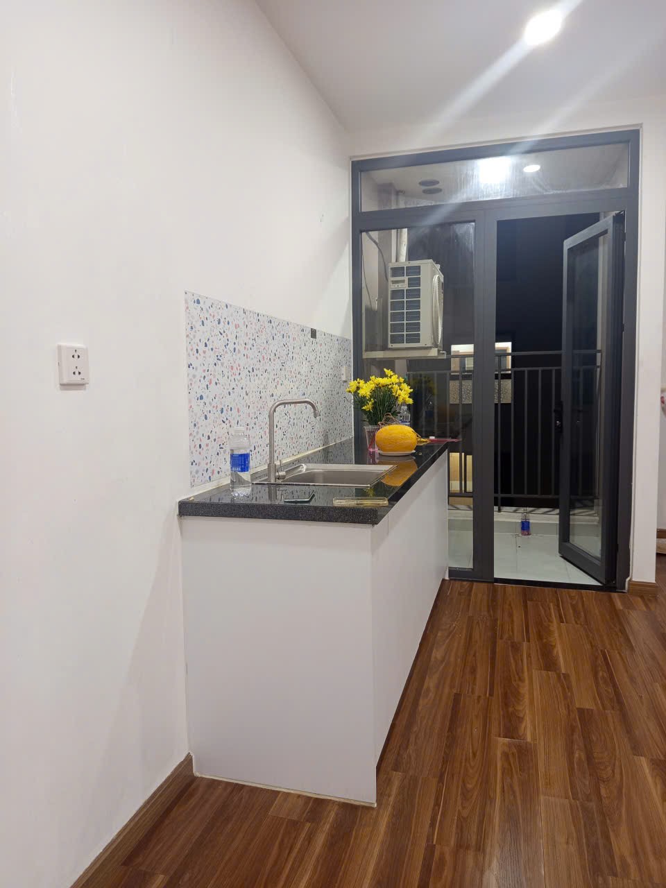Ảnh thực tế: bếp nhìn ra lô gia