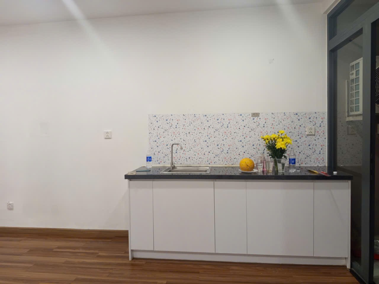 Ảnh thực tế: tủ bếp và chậu rửa