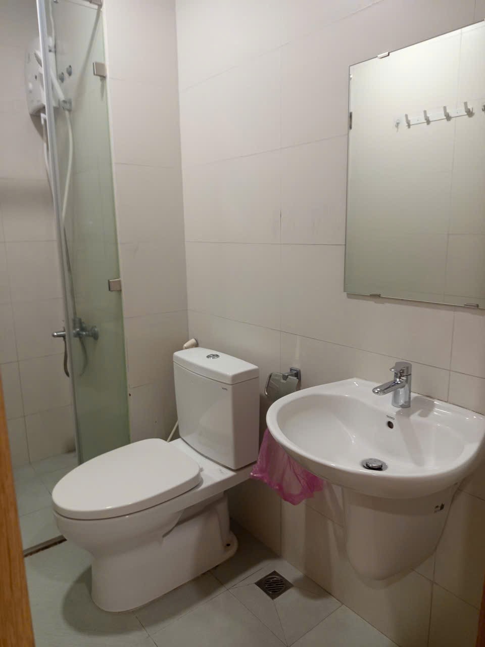 Ảnh thực tế: phòng vệ sinh và lavabo