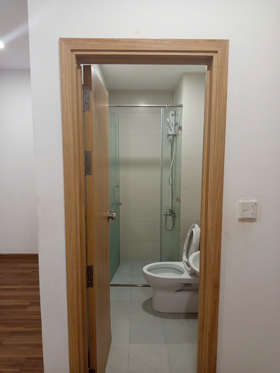 Ảnh thực tế: khu tắm nhìn từ cửa