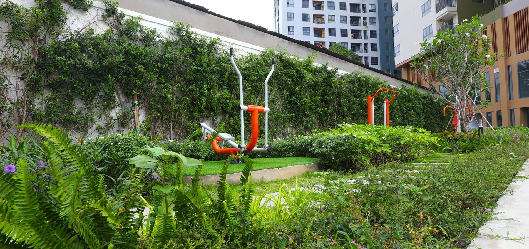 Mảng xanh và khu tập ngoài trời tại The EastGate — nguồn Kim Oanh Group