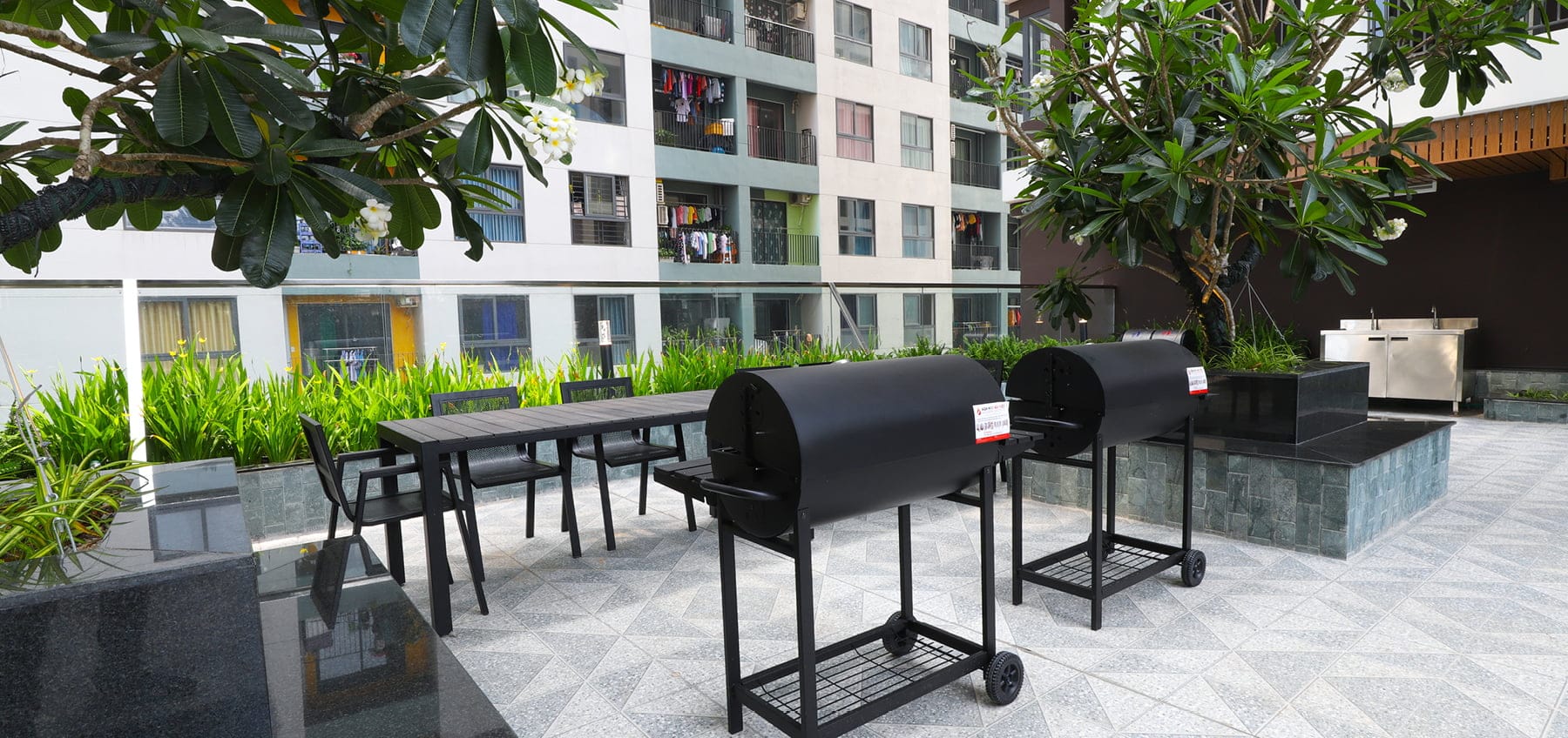 Chỗ ngồi ngoài trời tại The EastGate — nguồn Kim Oanh Group