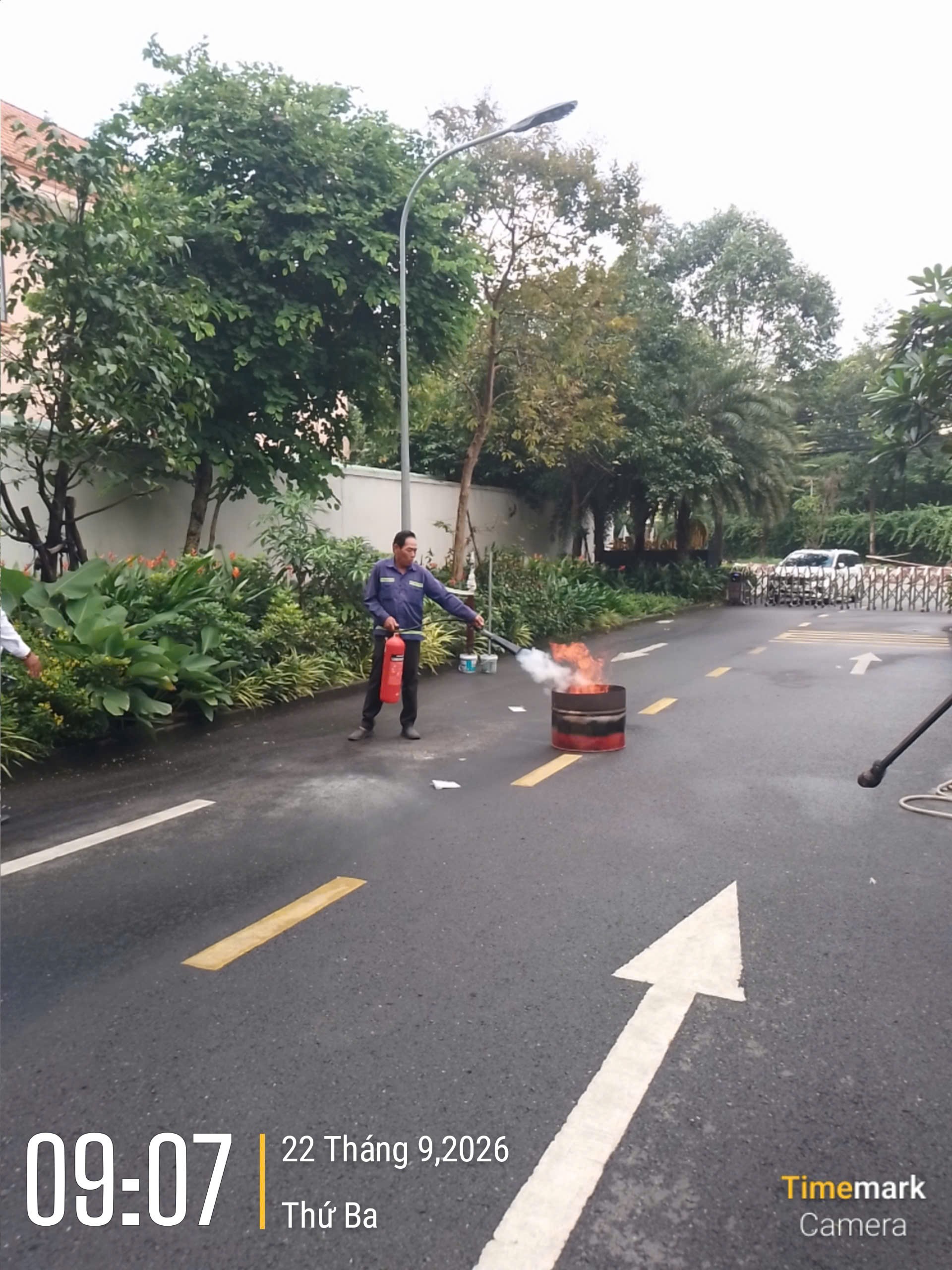 Thực hành dập lửa bằng bình chữa cháy tại The EastGate — ảnh 10/20
